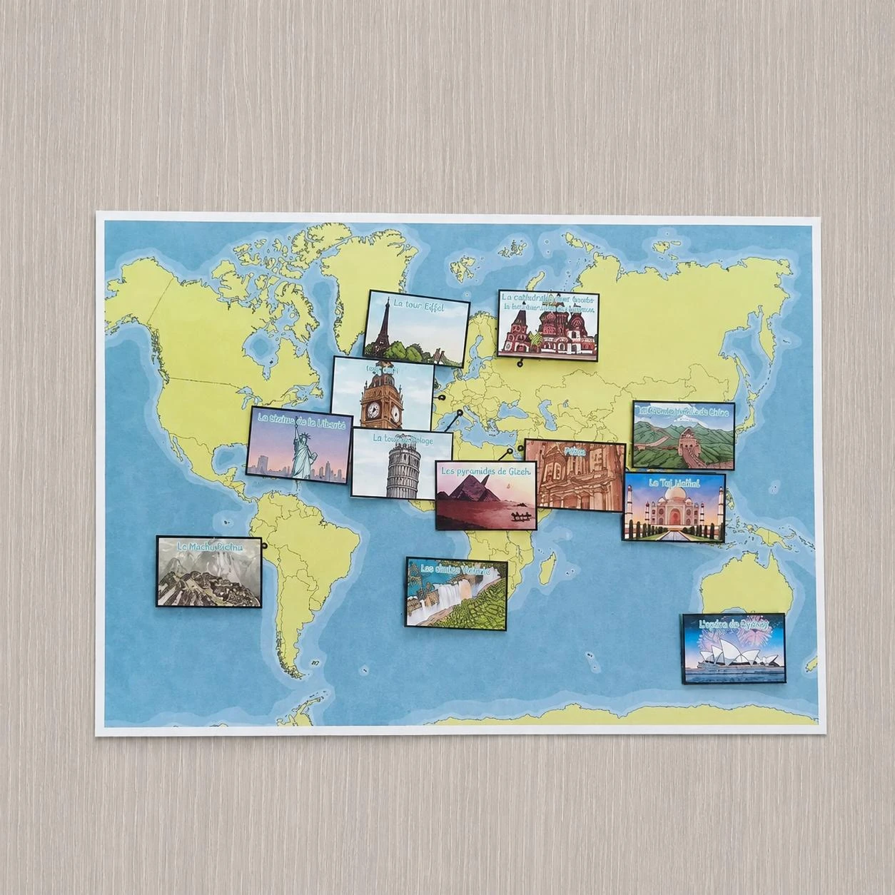 Carte du monde et ses monuments à scratch